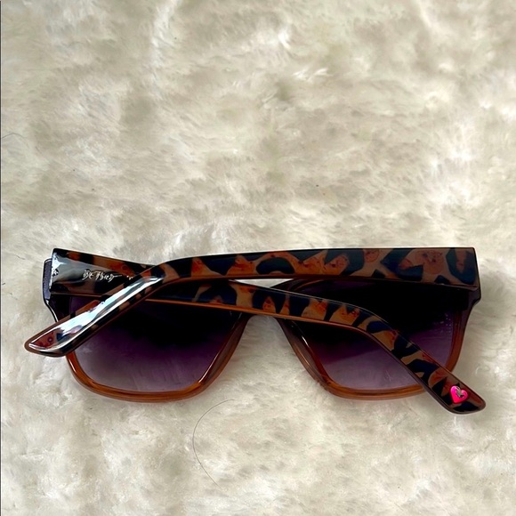 Betsey Johnson Tortoise Shell Sunglasses - Picture 6 of 8